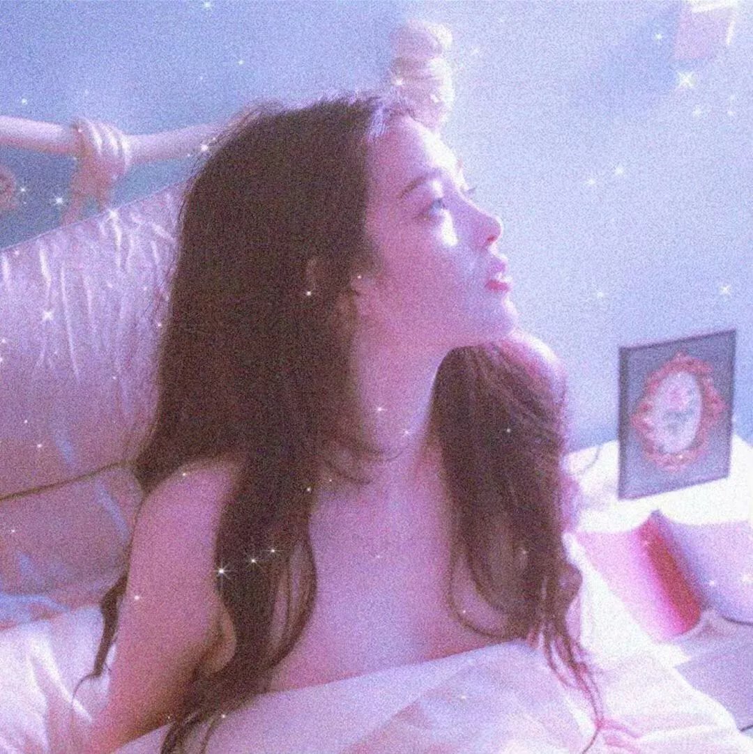 玻璃橱窗中的姑娘